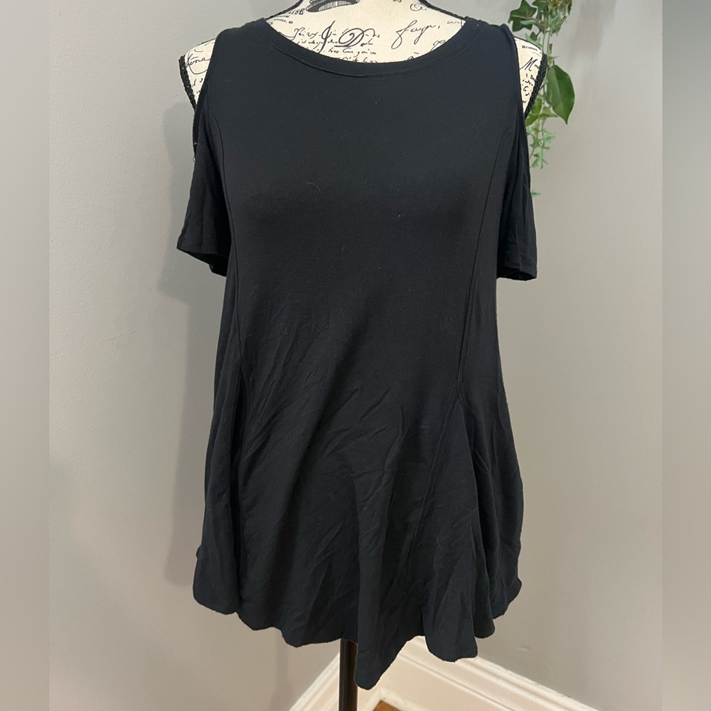 Hollister - Black Cold Shoulder Top - Picture 2 of 8